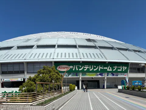 緑のバナーが映えるドーム