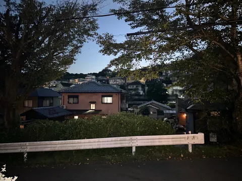 夕暮れの温かな町並み