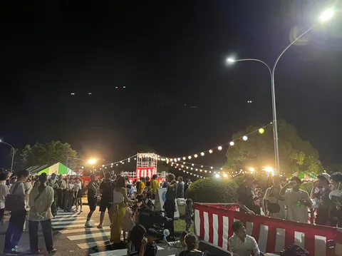 夜空に灯る祭りの光