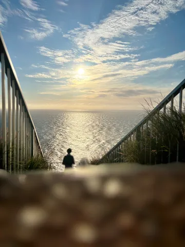 海辺の階段、夕陽に染まる空