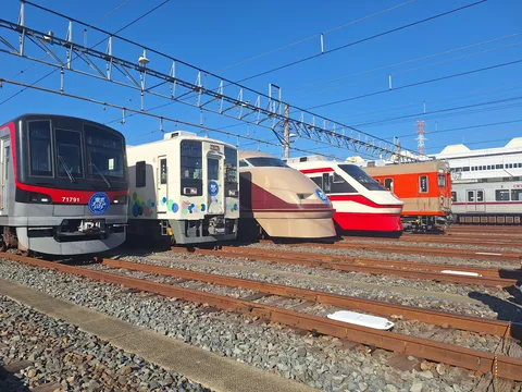並び立つ列車の個性たち