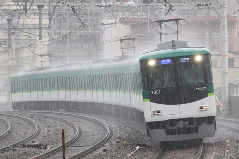 雨煙るカーブを駆ける