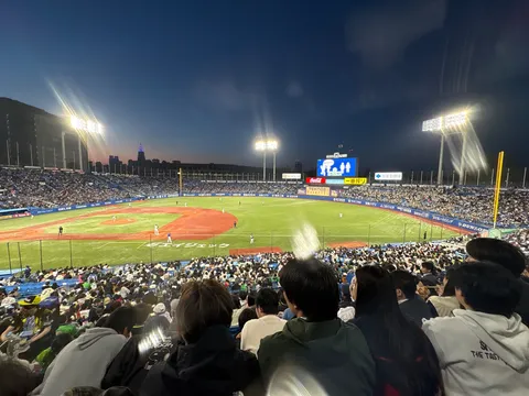 夜空に映える球場の光