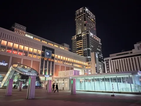 都会の光、静かに時を刻む