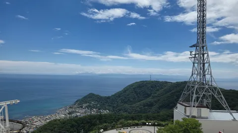 山頂からの海と街の眺め