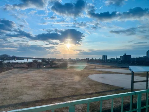 茜色の光と広がる河川敷