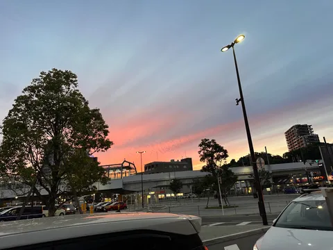 街を彩る夕焼けのグラデーション
