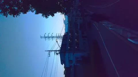 薄明かりの送電線