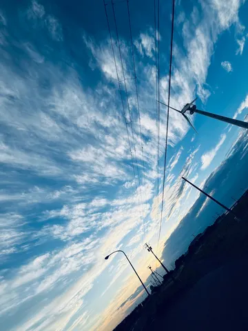 電線と雲のアーティスティックな競演