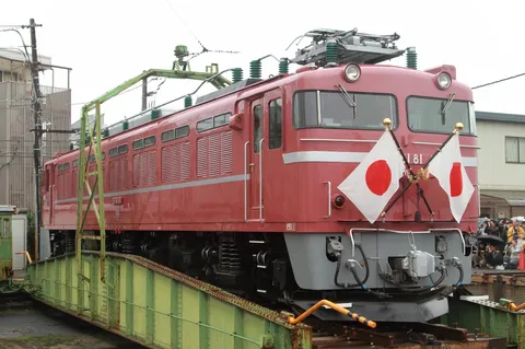 赤い機関車と旗の旅情