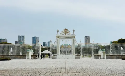 時を刻む、壮麗なる門構え