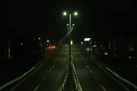 夜の高架道路、光の連なり