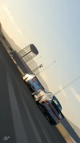 夕景の高速と車列