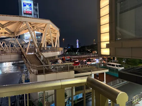 雨上がりの都会の交差点