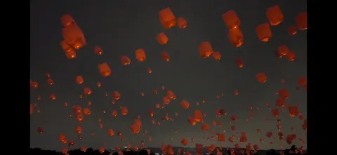 夜空を彩る灯りの軌跡