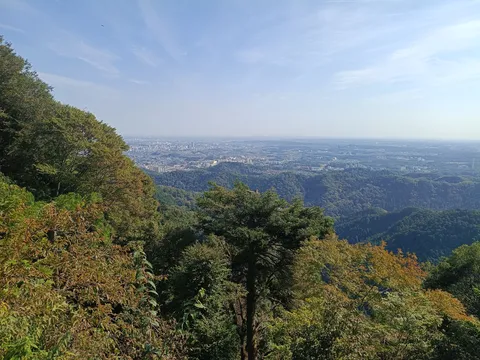 山の向こうに広がる都会