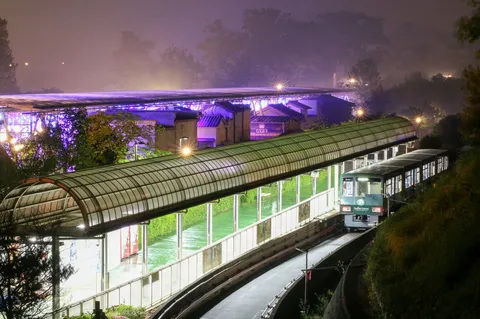 紫の夜に静かに走る列車