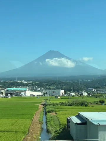 雄大な富士山と田園風景