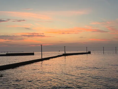 静寂の水平線、夕焼けのコントラスト