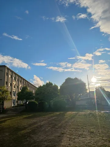 青空に光芒、午後のひととき