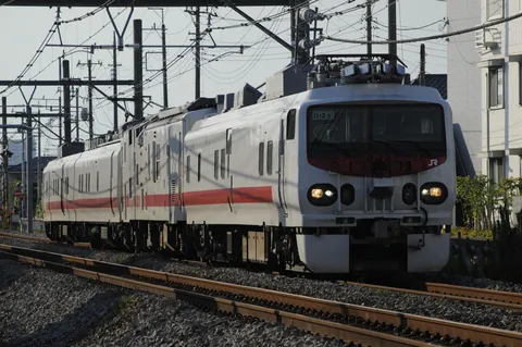 白と赤のコントラスト、疾走する列車