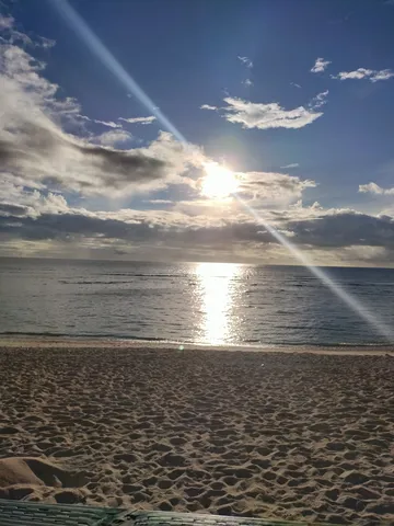 光きらめく、海辺の静寂