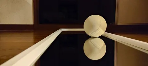 鏡面に浮かぶ白き球