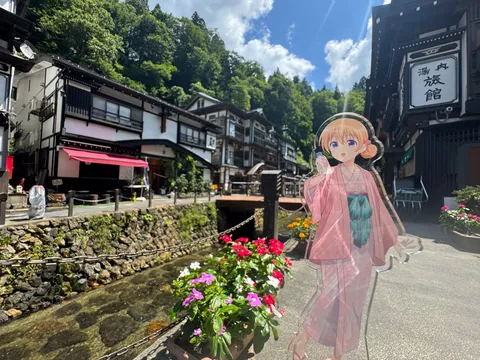 緑豊かな温泉街と旅の相棒