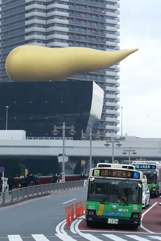 巨大黄滴と都会の影