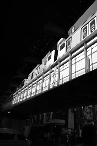 日陰の街に光る高架線路