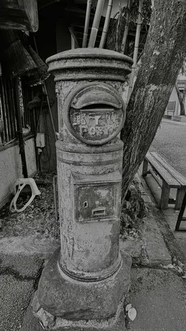 風化した郵便箱の時間