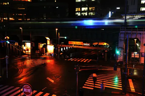 都会の夜、光の交差