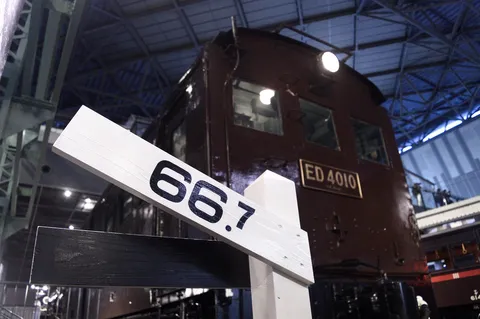 輝くヘッドライトと鉄道の標識