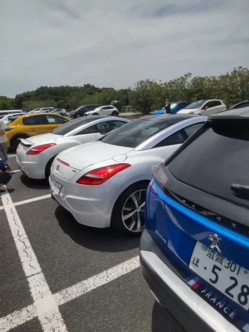 未来へ向かう、映える青い車