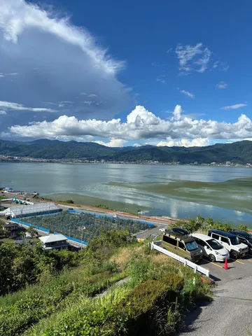 青空と山並み、広がる湖面