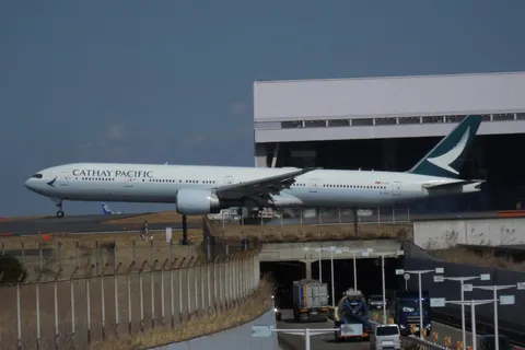 滑走路を行くキャセイ機