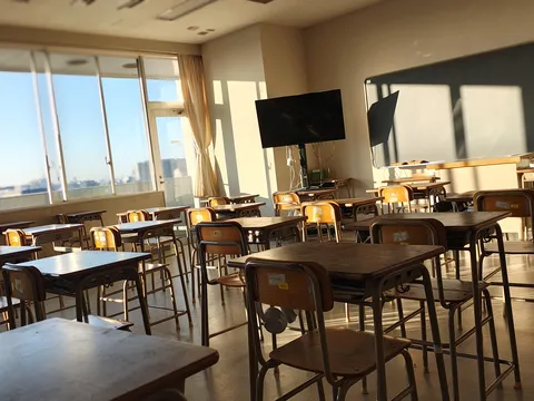 陽光差し込む静かな教室