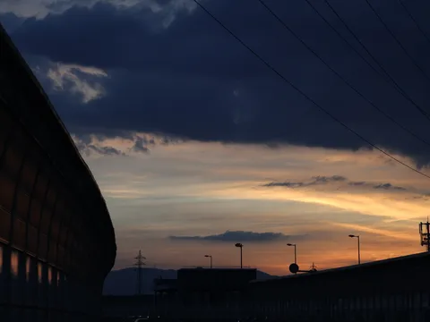 夕暮れ、人工物のシルエット