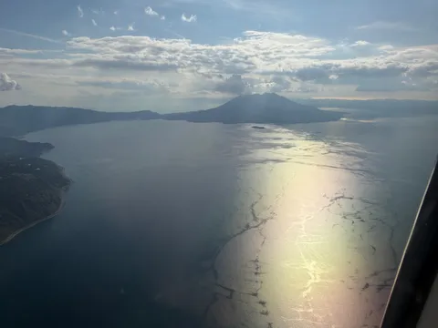 空からの水面と山並み
