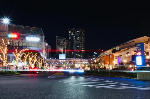 光跡がほどく夜の交差点