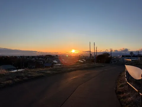 夕暮れ、街を見下ろす坂道