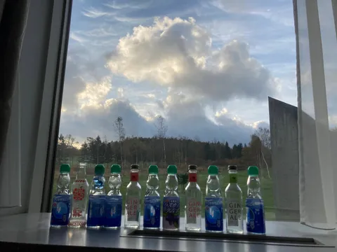 窓辺のラムネと夕焼け空