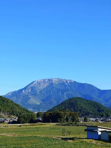青空と山影、静かな記録