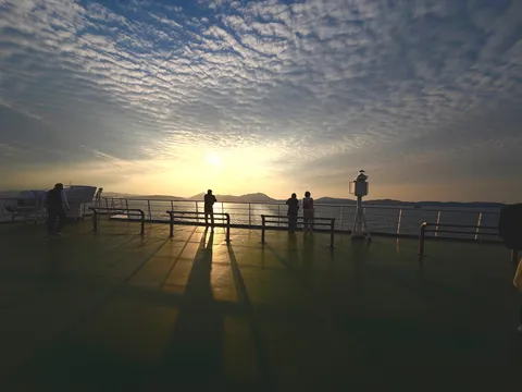 夕日の航路に伸びる影