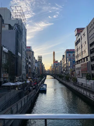 夕暮れの運河を臨む街並み