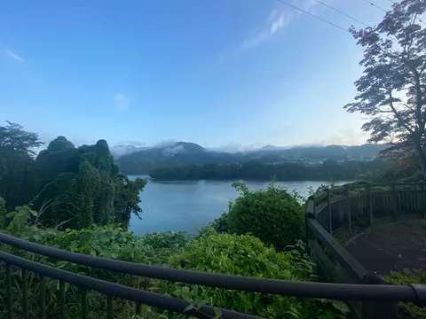 霧深き湖畔の静寂