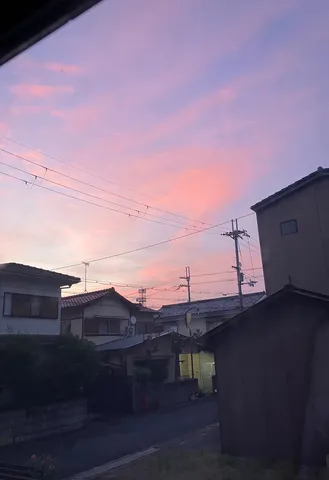 空と電線と住宅街の夕暮れ