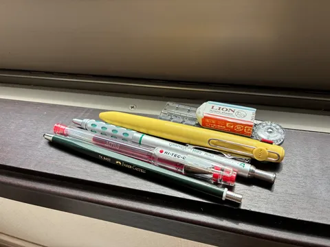 窓辺の文具たちの息吹