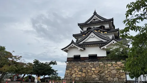 歴史を刻む白壁の城