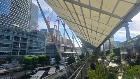 都市の涼風と影の通路
